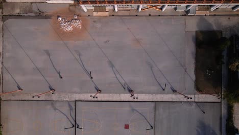 4K-Overhead-Drohnenclip-über-Einem-Basketballplatz-In-Einem-Sportkomplex-In-Thessaloniki,-Griechenland