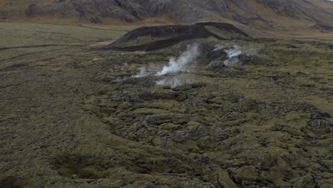 Sulfur-gas-erupting-from-crevice-in-volcanic-Icelandic-surface,-aerial