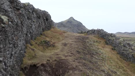 Antenne-Der-Zerklüfteten-Landschaft-In-Island,-Die-Durch-Vulkanische-Aktivität-Entstanden-Ist