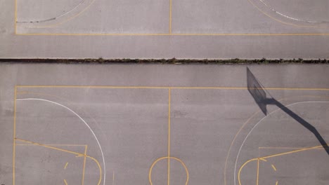 4K-Drohne-Overhead-Clip-über-Einem-Basketballplatz-In-Einem-Sportkomplex-In-Thessaloniki,-Griechenland