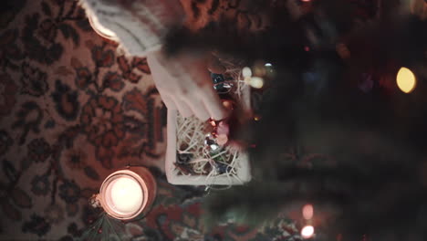 Aufhängen-Von-Weihnachtsdekorationsartikeln-An-Einem-Baum-Mit-Lichterketten