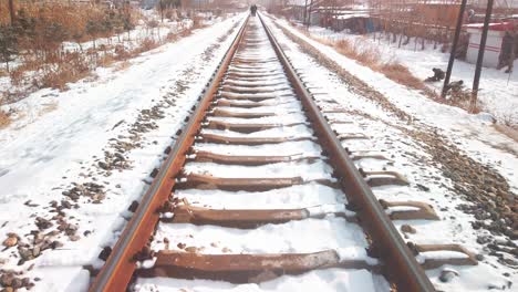Hochkippen-Von-Eisenbahnschienen,-Die-Im-Winter-In-Die-Ferne-Einer-Kleinen-Chinesischen-Industriestadt-Führen