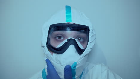 Trabajador-De-La-Salud-Con-Traje-Protector-Durante-La-Pandemia---Primer-Plano