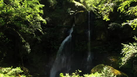 Bengalas-De-Luz-Parpadean-A-Través-De-Cascadas-De-Elk-Creek-Falls-En-Oregon-Durante-El-Día