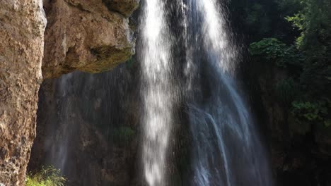 Atemberaubender-Blick-Auf-Den-Wasserfall-Bei-Sopotnica-In-Serbien---Luftaufstieg