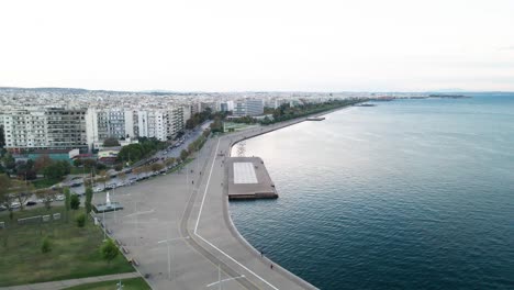 4K-Drohnenclip-An-Einem-Klaren-Morgen-über-Dem-Hafen-Von-Thessaloniki-In-Nordgriechenland