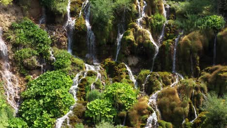 Luftaufnahme:-Erstaunliche-Wasserfälle-Von-Sopotnica,-Die-über-Serbische-Felshänge-Kaskadieren