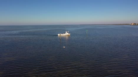Schwammboot-In-Der-Nähe-Von-Hudson,-Florida