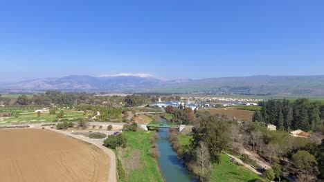 Río-Jordan-Con-La-Montaña-Hermon-En-El-Fondo-Desde-Una-Vista-De-Drones
