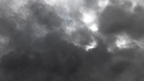 Dunkelgraue-Wolken,-Die-Näher-Rücken,-Mit-Einem-Gewitter-Darin