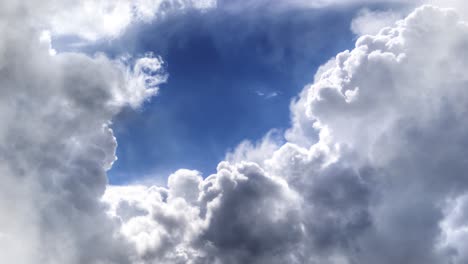 Dicke-Kumuluswolken-In-Einem-Klaren-Blauen-Himmel