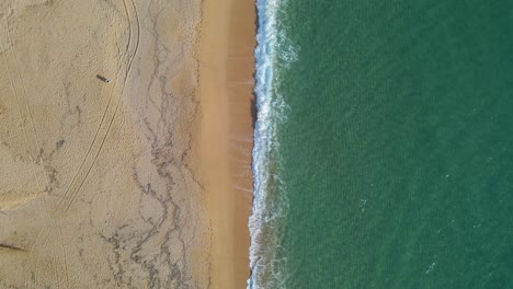 Luftaufnahme-Eines-Türkisfarbenen-Wasserstrandes-An-Der-Costa-Brava-Lloret-De-Mar-In-Spanien-Mallorca-Spanisch