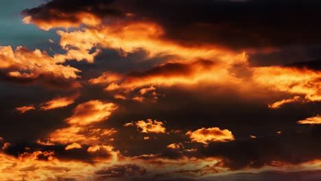 Himmel-Bei-Sonnenuntergang-Oder-Sonnenaufgang-Mit-Sich-Bewegenden-Kumuluswolken