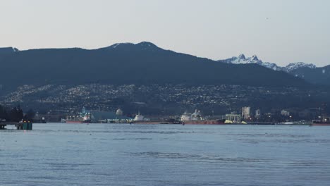 Schneebedeckte-Berge-Mit-Tankern-Am-Vancouver-einlass