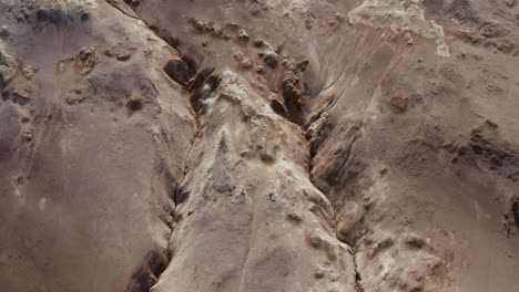 Tierra-Rugosa-Con-Variedad-De-Colores-De-Minerales-Geotérmicos-En-Islandia