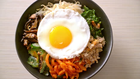 Bibimbap,-Koreanischer-Würziger-Salat-Mit-Reisschüssel---Traditionell-Koreanischer-Essensstil