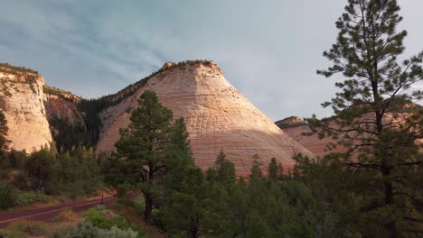 Statische-Weitwinkelaufnahme-Der-Schachbrett-Mesa-Felsformation-Im-Zion-Nationalpark
