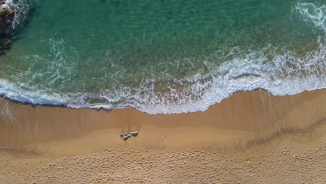 Luftbild-Mit-Drohne-Von-Lloret-De-Mar-Unberührter-Strand-Mit-Grüner-Vegetation-Im-Mittelmeer-Türkisfarbenes-Wasser-Draufsicht-Lloret-De-Mar-Santa-Cristina-Wellen
