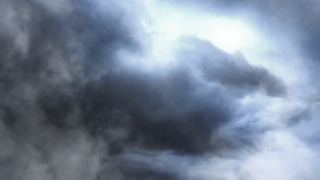 Nubes-Oscuras-En-Movimiento-Con-Tormentas-Eléctricas-En-Ellas