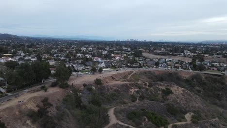 Blick-Auf-Die-Klippen-Von-Malibu-Mit-Der-Innenstadt-Von-Los-Angeles-Im-Hintergrund