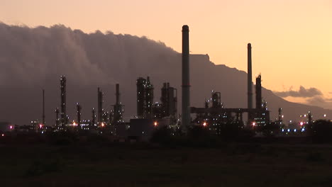Refinería-De-Petróleo-Al-Atardecer-En-El-Sur-De-África