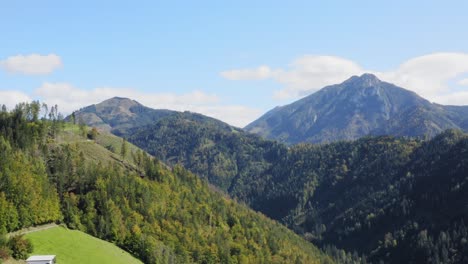 Bosque-En-Las-Montañas-Con-El-Dron-En-Eisenkappel-vellach,-Austria