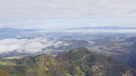 Luftdrohnenblick-Auf-Das-Malerische-Und-Schöne-Panorama-über-Das-Grüne-Tal-In-Österreich