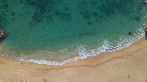 Luftbild-Mit-Drohne-Von-Lloret-De-Mar-Unberührter-Strand-Mit-Grüner-Vegetation-Im-Mittelmeer-Türkisfarbenes-Wasser-Draufsicht-Lloret-De-Mar