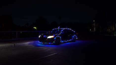 Auto-Mit-Weihnachtsbeleuchtung-Feiertagsparade