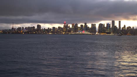 Zeitlupenskyline-Von-Vancouver-Am-Abend-Und-Ozean
