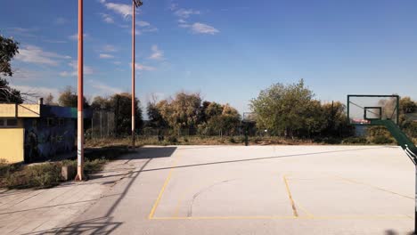 4k-Seitwärts-Bewegender-Drohnenclip-über-Einem-Basketballplatz-In-Einem-Sportkomplex-In-Thessaloniki,-Griechenland