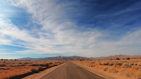 Hyperlapse-Fahren-Auf-Der-Autobahn-In-Goldbrauner-Mojave-Wüstenlandschaft