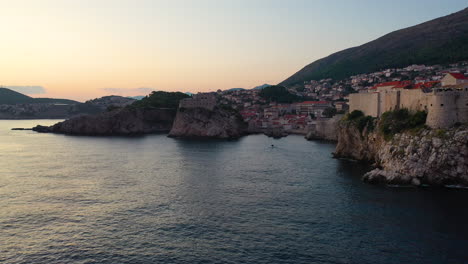 Schöne-Dubrovnik-Küstenaltstadt-Bei-Sonnenuntergang,-Kroatien,-Luftbogenaufnahme