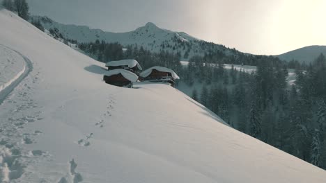 Freerider-Passiert-Berghütten,-Die-Mit-Neuschnee-Bedeckt-Sind