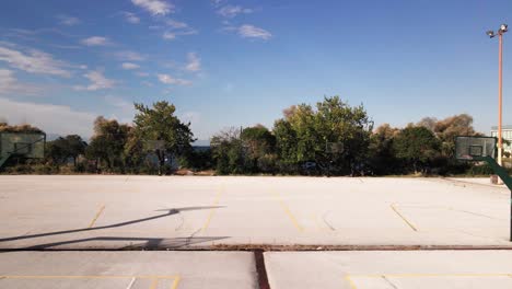 4k-Seitwärtsbewegung-Einer-Drohne-über-Einem-Basketballplatz-In-Einem-Sportkomplex-In-Thessaloniki,-Griechenland