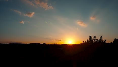 Goldenes-Sonnenlicht-über-Bergen-In-Der-Nähe-Der-Dorflandschaft-In-Spanien-Während-Des-Sonnenuntergangs