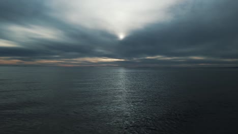 Día-Nublado-Oscuro-En-El-Mar,-Vista-Aérea
