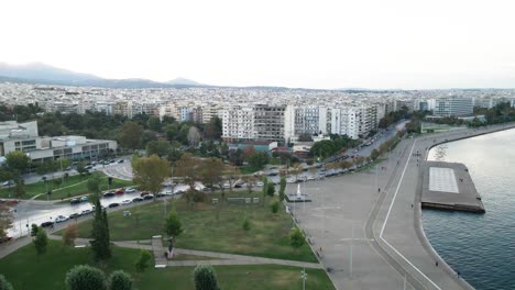 Aufschlussreicher-4K-Clip-über-Dem-Hafen-Und-Der-Innenstadt-Von-Thessaloniki-In-Griechenland