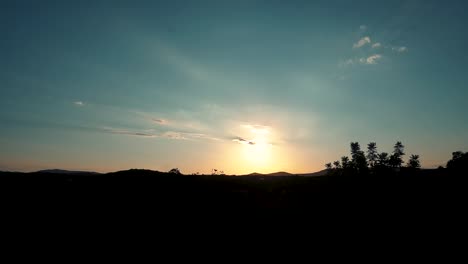 Friedliche-Landschaft-Des-Sonnenuntergangs-über-Hügeln-Im-Dorf-In-Der-Nähe-Von-Valencia,-Spanien