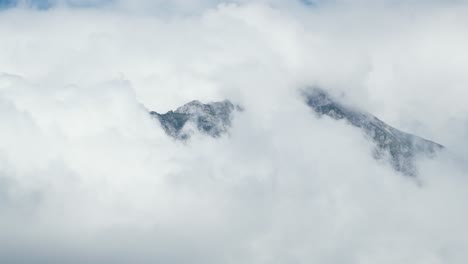 Zeitraffer-Der-Steilen-Bergspitze,-Umgeben-Von-Grauen-Wolken-Am-Himmel