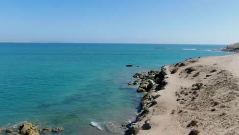Luftaufnahme-Aufsteigender-Schuss,-Malerischer-Blick-Auf-Die-Küstenlinie-Von-San-Juanico-Beach-An-Einem-Hellen-Sonnigen-Tag-In-California-Sur,-Mexiko,-Blaues-Meer-Im-Hintergrund