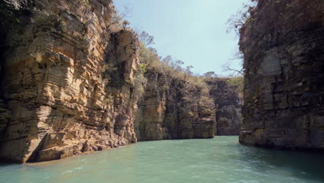 Navigieren-Durch-Die-Seen-Der-Canyons-Des-Capitolio-Nationalparks-In-Minas-Gerais,-Brasilien