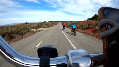 Familia-De-Tres-Personas-Disfrutando-Del-Aire-Libre-Y-Andando-En-Bicicleta-En-El-Pintoresco-Sendero-Costero-De-La-Bahía-De-Monterey-En-California,-Ee.uu.