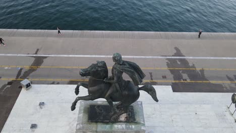 4K-Drohnenclip-Der-Statue-Von-Alexander-Dem-Großen-In-Nordgriechenland,-Thessaloniki