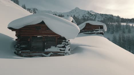 Idyllische-Naturlandschaft-In-Den-Alpen-Mit-Verschneiten-Berghütten
