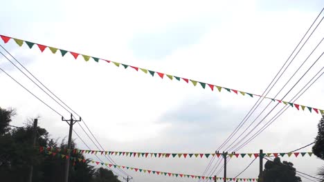 La-Calle-Cubierta-De-Banderas-Y-Disfraces-Durante-El-Día-De-Rufael,-Festividad-Cristiana-En-Etiopía