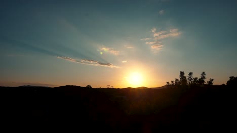 Heller-Sonnenuntergang,-Der-Durch-Hügel-Mit-Wolken-Im-Blauen-Himmel-Im-Waldpark-Von-Spanien-Ragt