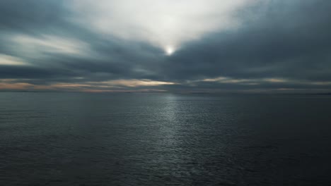 Cinemagraph-loop-of-ocean-waves-at-a-dark-cloudy-day