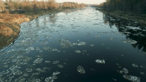Eisbrocken,-Die-An-Sonnigen-Wintertagen-Langsam-Flussabwärts-Fließen