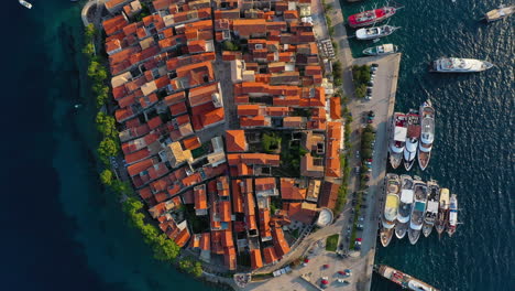 Beautiful-Korčula-old-town-and-boat-harbour-in-Croatia,-aerial-top-down-view